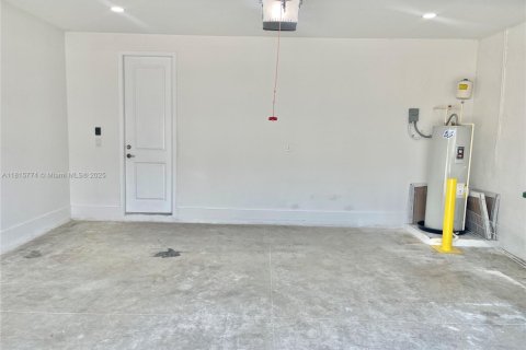 House in Miramar, Florida 3 bedrooms, 190.17 sq.m. № 1942734 - photo 24