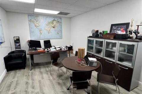 Immobilier commercial à vendre à Doral, Floride № 2046634 - photo 16