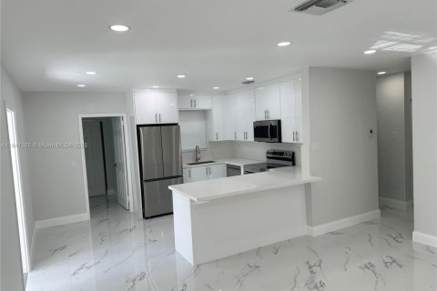House in Plantation, Florida 4 bedrooms, 108.7 sq.m. № 1833938 - photo 4