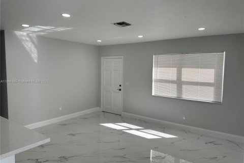 House in Plantation, Florida 4 bedrooms, 108.7 sq.m. № 1833938 - photo 3