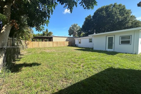 House in Plantation, Florida 4 bedrooms, 108.7 sq.m. № 1833938 - photo 11