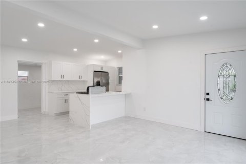 Купить виллу или дом в Помпано-Бич, Флорида 3 спальни, 113.9м2, № 1923086 - фото 2