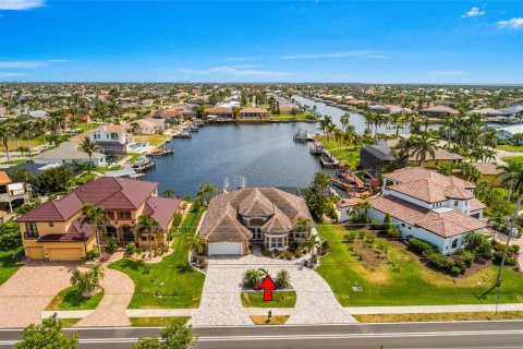 House in Cape Coral, Florida 3 bedrooms, 190.54 sq.m. № 1673108 - photo 1