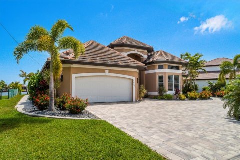 House in Cape Coral, Florida 3 bedrooms, 190.54 sq.m. № 1673108 - photo 7
