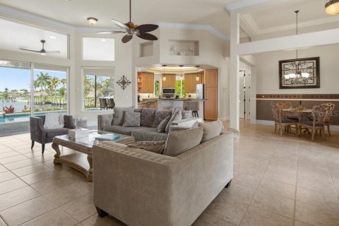 House in Cape Coral, Florida 3 bedrooms, 190.54 sq.m. № 1673108 - photo 15