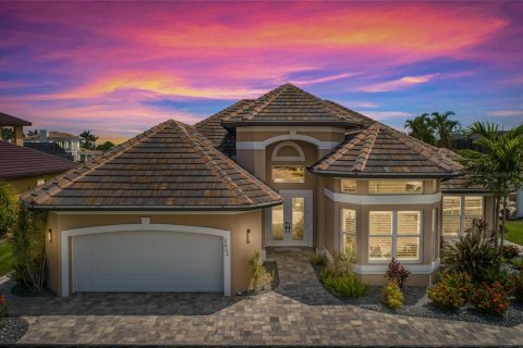 House in Cape Coral, Florida 3 bedrooms, 190.54 sq.m. № 1673108 - photo 3