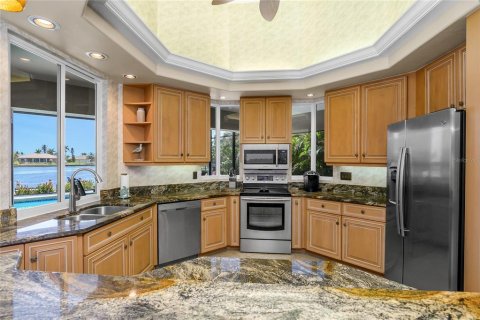 House in Cape Coral, Florida 3 bedrooms, 190.54 sq.m. № 1673108 - photo 21