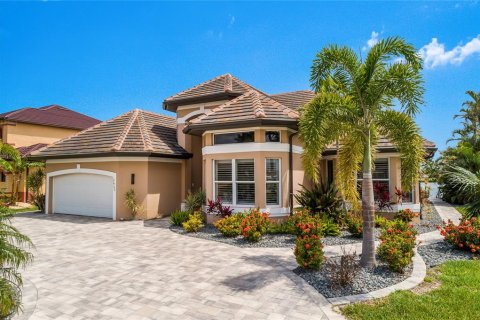 House in Cape Coral, Florida 3 bedrooms, 190.54 sq.m. № 1673108 - photo 6