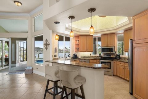 House in Cape Coral, Florida 3 bedrooms, 190.54 sq.m. № 1673108 - photo 18