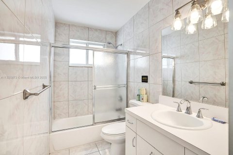 Снять в аренду виллу или дом в Холливуд, Флорида 5 спален, 212.56м2, № 1979668 - фото 28