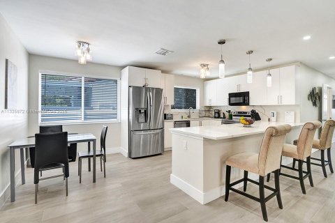 Снять в аренду виллу или дом в Холливуд, Флорида 5 спален, 212.56м2, № 1979668 - фото 12