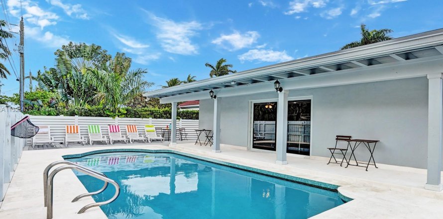 Дом в Холливуд, Флорида 5 спален, 212.56м2 № 1979668