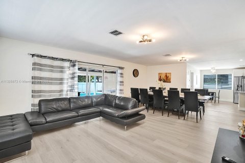 Снять в аренду виллу или дом в Холливуд, Флорида 5 спален, 212.56м2, № 1979668 - фото 22