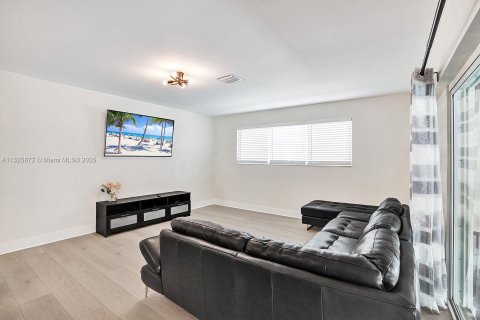 Снять в аренду виллу или дом в Холливуд, Флорида 5 спален, 212.56м2, № 1979668 - фото 23