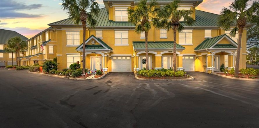 Townhouse in Apollo Beach, Florida 4 bedrooms, 287.25 sq.m. № 1725474