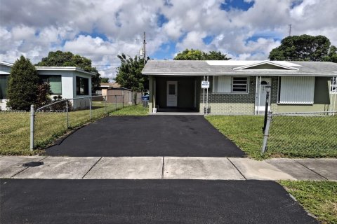 Villa ou maison à louer à Lauderhill, Floride: 3 chambres, 103.68 m2 № 2435979 - photo 2