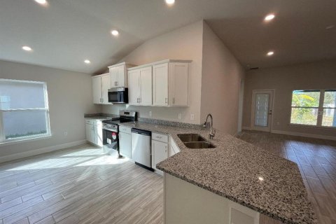 House in Dade City, Florida 4 bedrooms, 169.08 sq.m. № 1558447 - photo 5