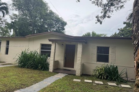 Casa en alquiler en North Miami, Florida, 4 dormitorios, 141.03 m2 № 1949251 - foto 2