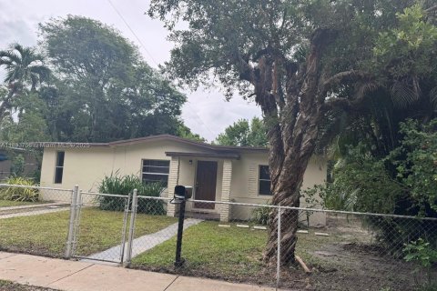 Casa en alquiler en North Miami, Florida, 4 dormitorios, 141.03 m2 № 1949251 - foto 25