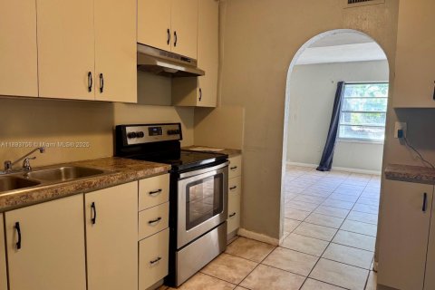 Casa en alquiler en North Miami, Florida, 4 dormitorios, 141.03 m2 № 1949251 - foto 7