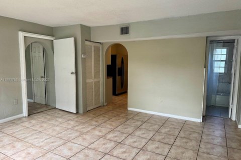 Casa en alquiler en North Miami, Florida, 4 dormitorios, 141.03 m2 № 1949251 - foto 19