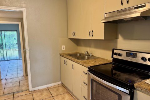 Casa en alquiler en North Miami, Florida, 4 dormitorios, 141.03 m2 № 1949251 - foto 9