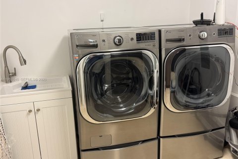 Condo in Aventura, Florida, 3 bedrooms  № 2009649 - photo 28