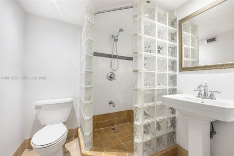 Condo in Miami Beach, Florida, 1 bedroom № 2153678 - photo 18