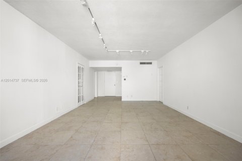 Condo in Miami Beach, Florida, 1 bedroom № 2153678 - photo 4