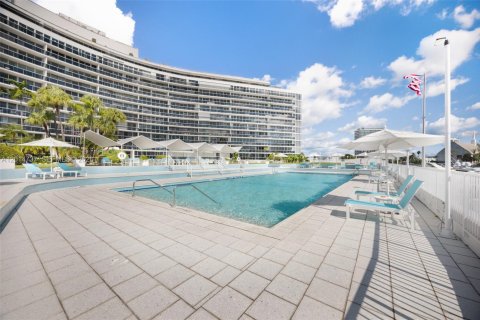 Condo in Miami Beach, Florida, 1 bedroom № 2153678 - photo 30