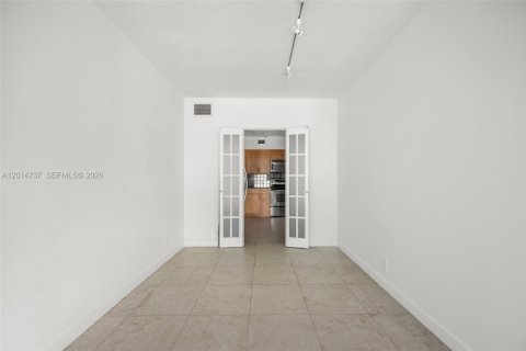 Condo in Miami Beach, Florida, 1 bedroom № 2153678 - photo 23