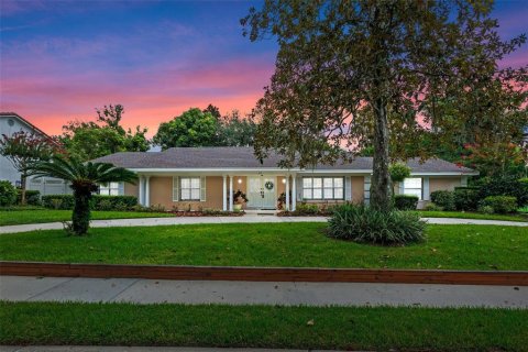 House in Winter Park, Florida 4 bedrooms, 238.29 sq.m. № 1919884 - photo 1