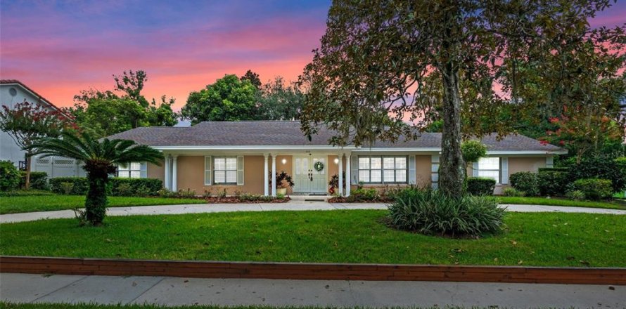 House in Winter Park, Florida 4 bedrooms, 238.29 sq.m. № 1919884