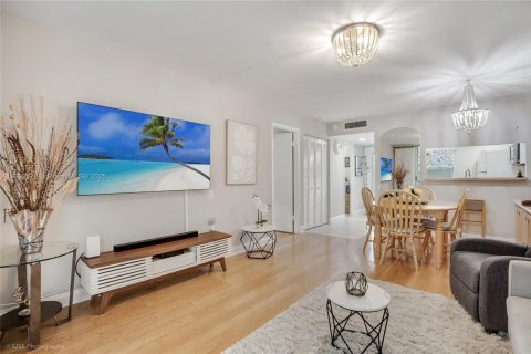 Condo in Tamarac, Florida, 1 bedroom  № 1830805 - photo 2