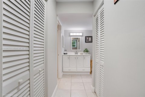 Condo in Tamarac, Florida, 1 bedroom  № 1830805 - photo 10
