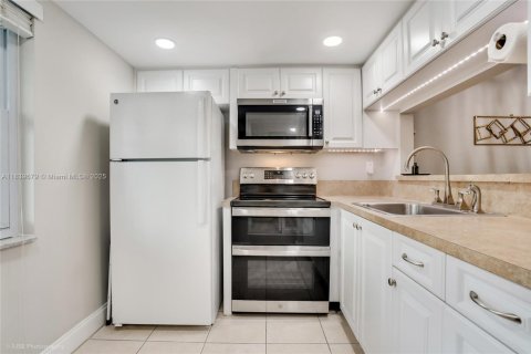 Condo in Tamarac, Florida, 1 bedroom  № 1830805 - photo 5