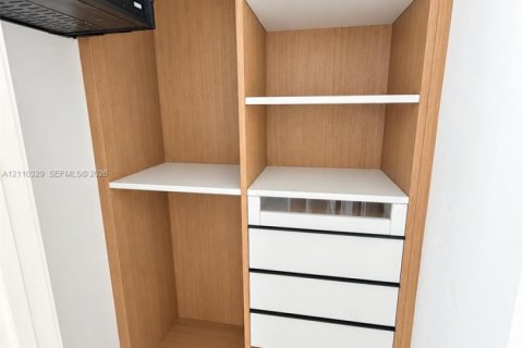 Copropriété à vendre à Miami, Floride: 2 chambres, 121.05 m2 № 2430164 - photo 11