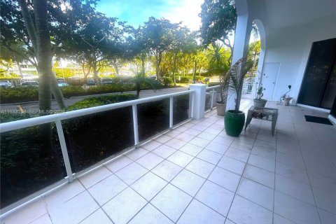 Снять в аренду кондоминиум в Авентура, Флорида 2 спальни, 121.7м2, № 1992042 - фото 1