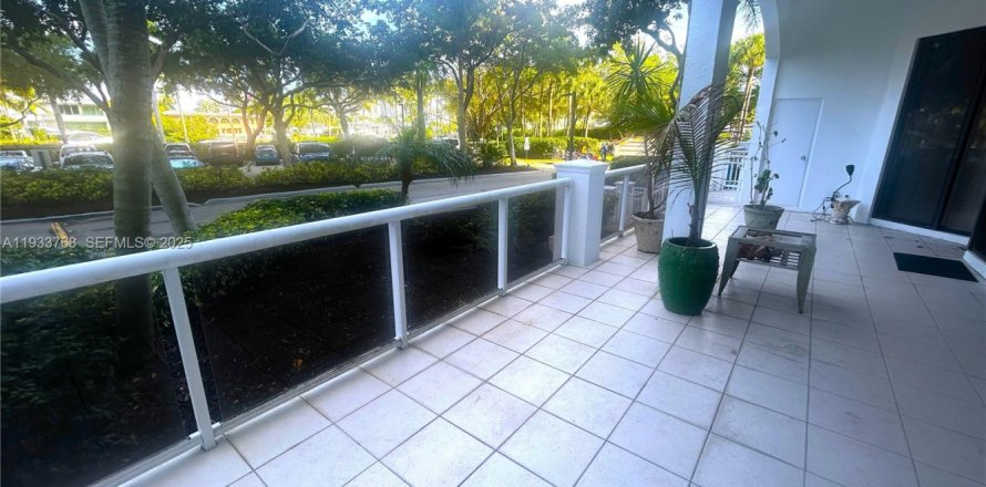 Кондоминиум с 2 спальнями в Авентура, Флорида № 1992042