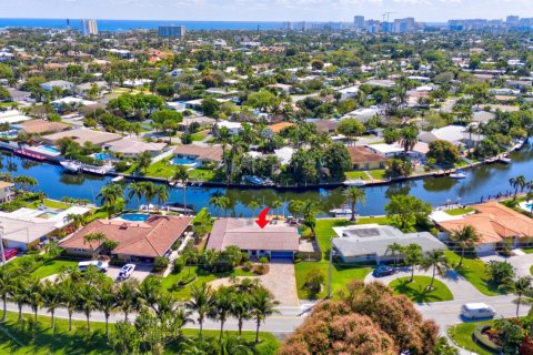 House in Lighthouse Point, Florida 3 bedrooms, 190.82 sq.m. № 1040782 - photo 1