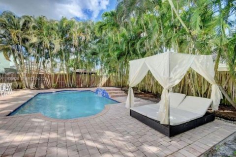 House in Wellington, Florida 5 bedrooms, 180.79 sq.m. № 1994432