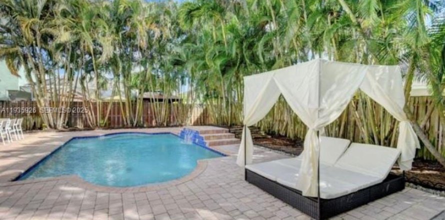 Casa en Wellington, Florida 5 dormitorios, 180.79 m2 № 1994432