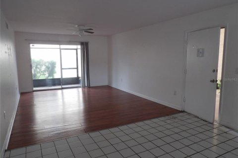 Condo in Tampa, Florida, 2 bedrooms  № 2112060 - photo 5