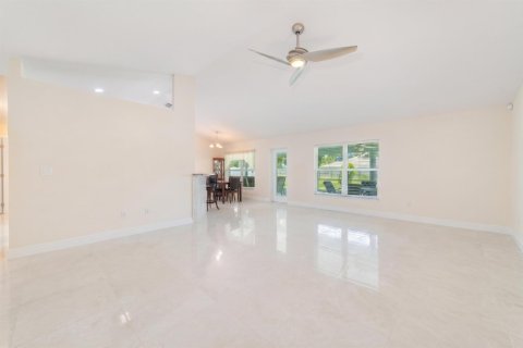 Villa ou maison à vendre à Port St. Lucie, Floride: 3 chambres, 189.06 m2 № 2250228 - photo 5