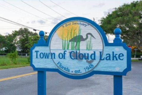 House in Cloud Lake, Florida 4 bedrooms, 210.14 sq.m. № 1136354 - photo 1