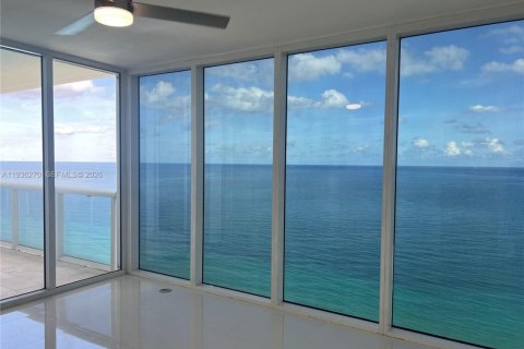 Снять в аренду кондоминиум в Халландейл-Бич, Флорида 3 спальни, 191.84м2, № 1996226 - фото 10