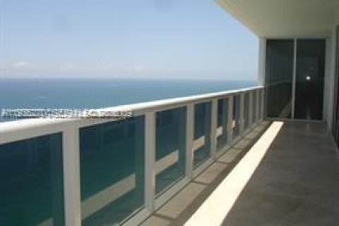 Снять в аренду кондоминиум в Халландейл-Бич, Флорида 3 спальни, 191.84м2, № 1996226 - фото 3