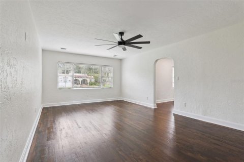 House in Sanford, Florida 3 bedrooms, 209.96 sq.m. № 2259314 - photo 8