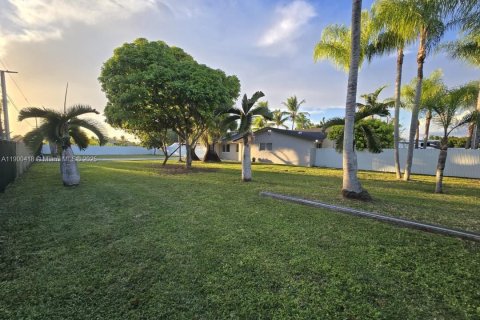 Casa en venta en Homestead, Florida, 6 dormitorios, 246.84 m2 № 1952019 - foto 3