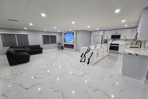 Casa en venta en Homestead, Florida, 6 dormitorios, 246.84 m2 № 1952019 - foto 9